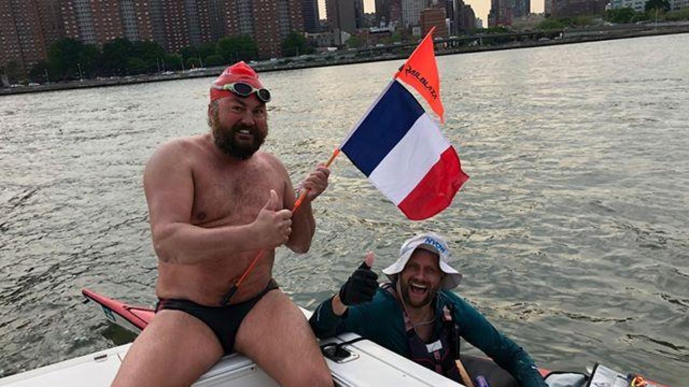Steve pose avec son acolyte kayakiste, le drapeau français à la main.